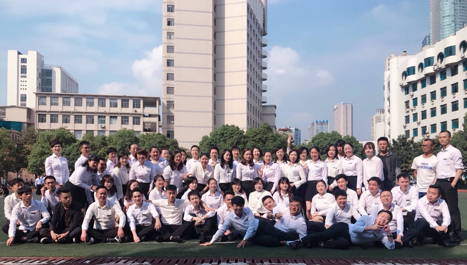 团队庆祝公司70周年生日